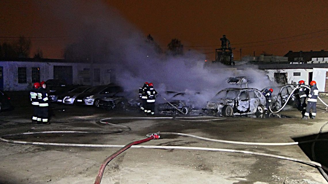 7 samochodów spłonęło przy ulicy Nowodworskiej