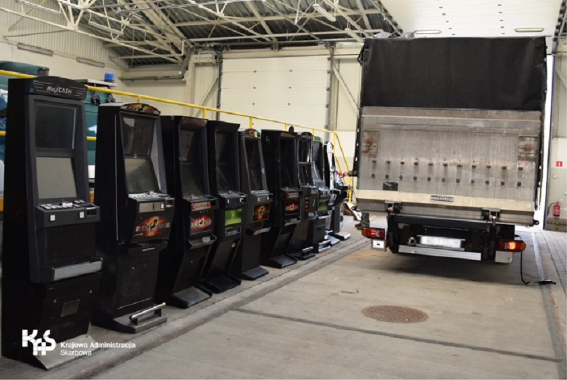 Akcja KAS w Elblągu. Przeszukali ciężarówkę Akcja KAS w Elblągu. Przeszukali ciężarówkę