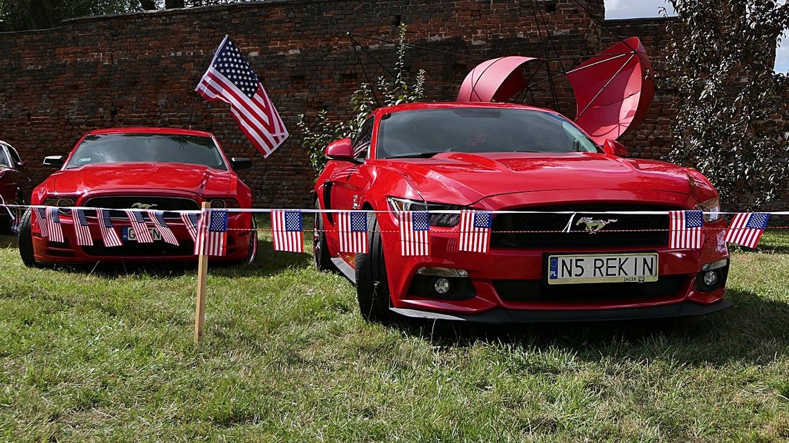 Amerykańskie samochody na Starym Mieście w Elblągu [ZDJĘCIA]