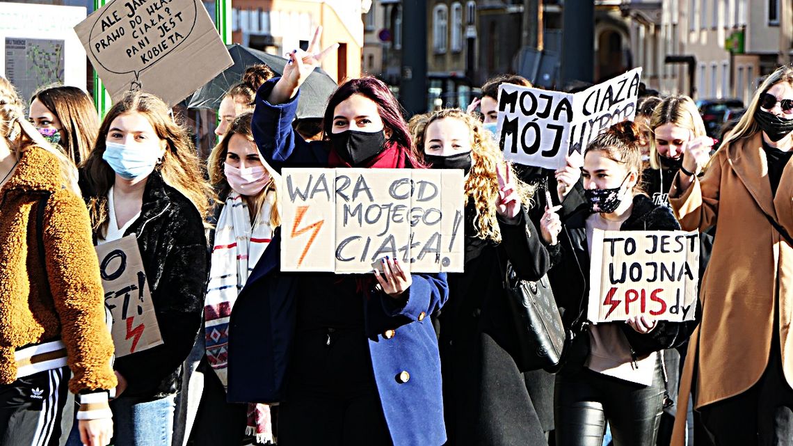 Apel Kaczyńskiego nic nie zmienił. Młodzież w Elblągu spontanicznie zorganizowała protest! [ZDJĘCIA]