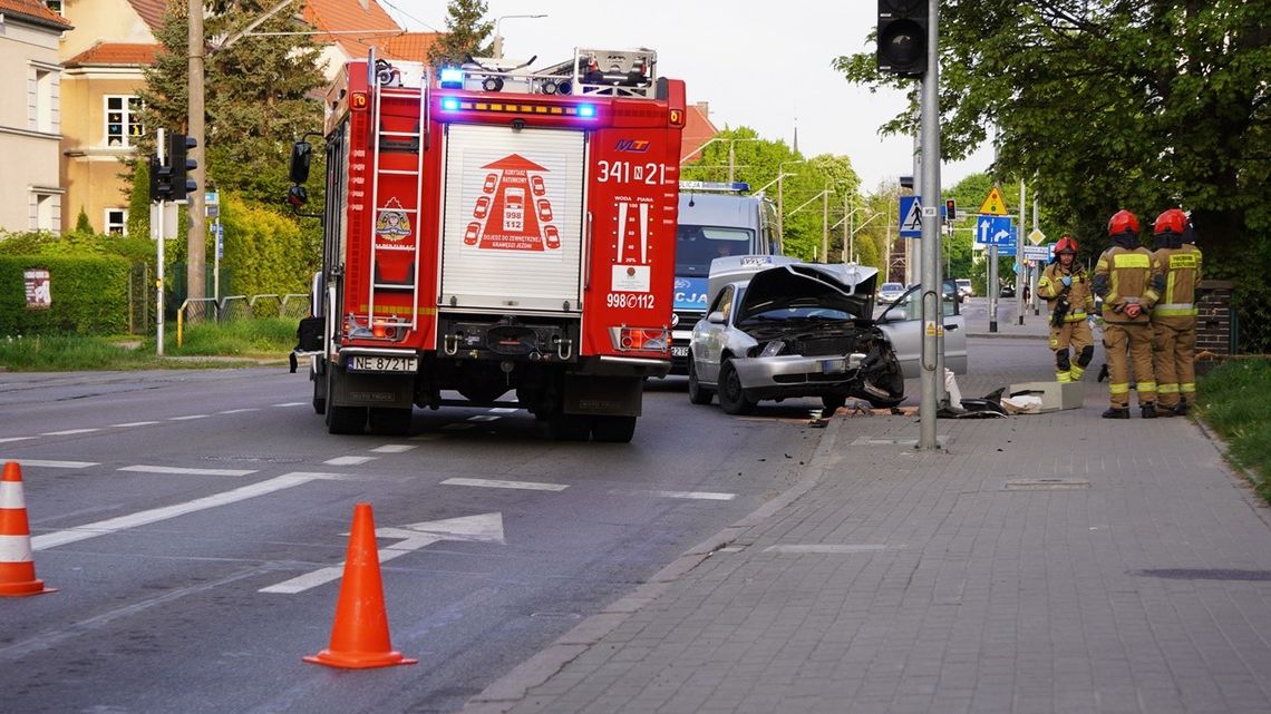 Audi wylądowało na słupie