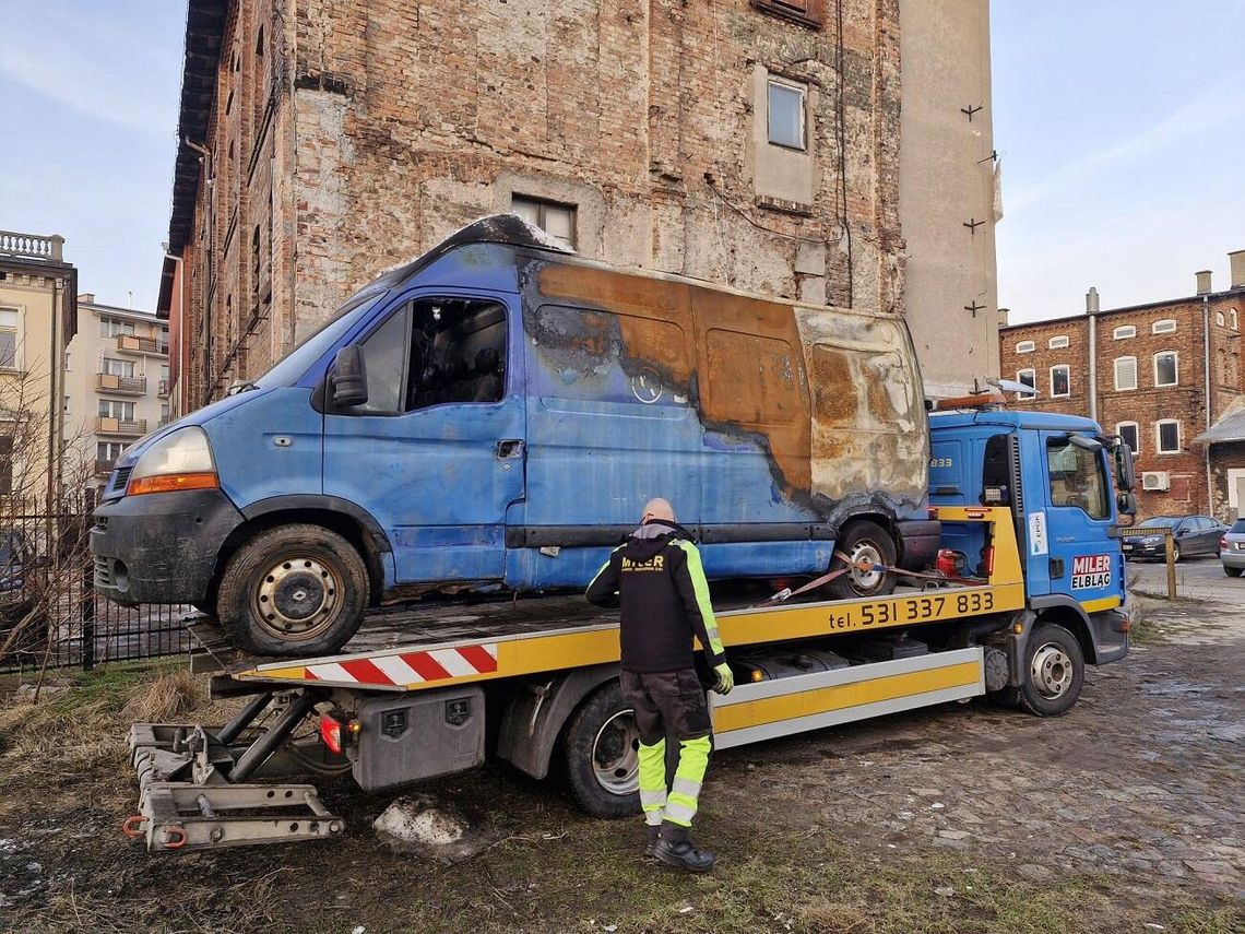 Auto płonęło kilka miesięcy temu. Teraz w końcu zniknęło z ulicy