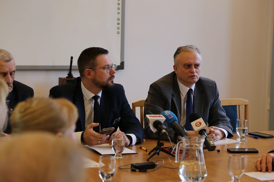 Awantura na sesji Rady Miejskiej. Poszło o "Facebooka" i port Awantura na sesji Rady Miejskiej. Poszło o "Facebooka" i port