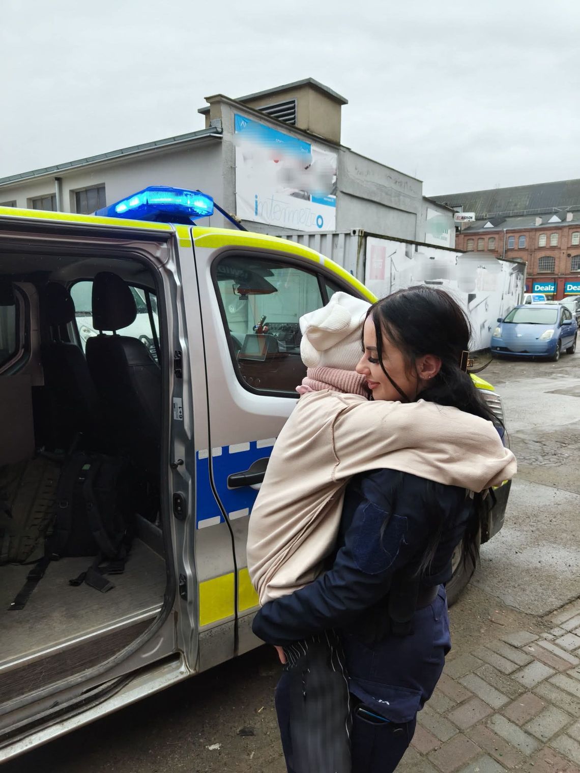 Bez butów, tylko w skarpetkach. 7-latka sama przyszła na Halę Elzam