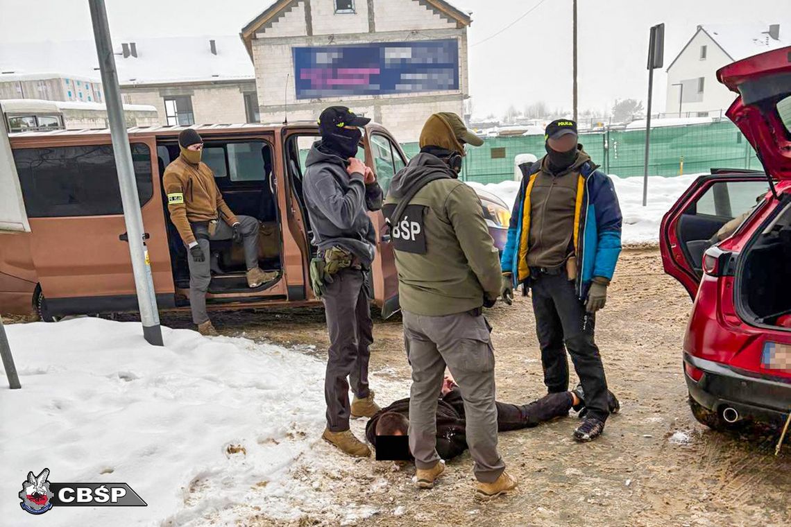 Blokada, taranowanie radiowozu i 50 kg narkotyków. Spektakularna akcja CBŚP pod Gdańskiem