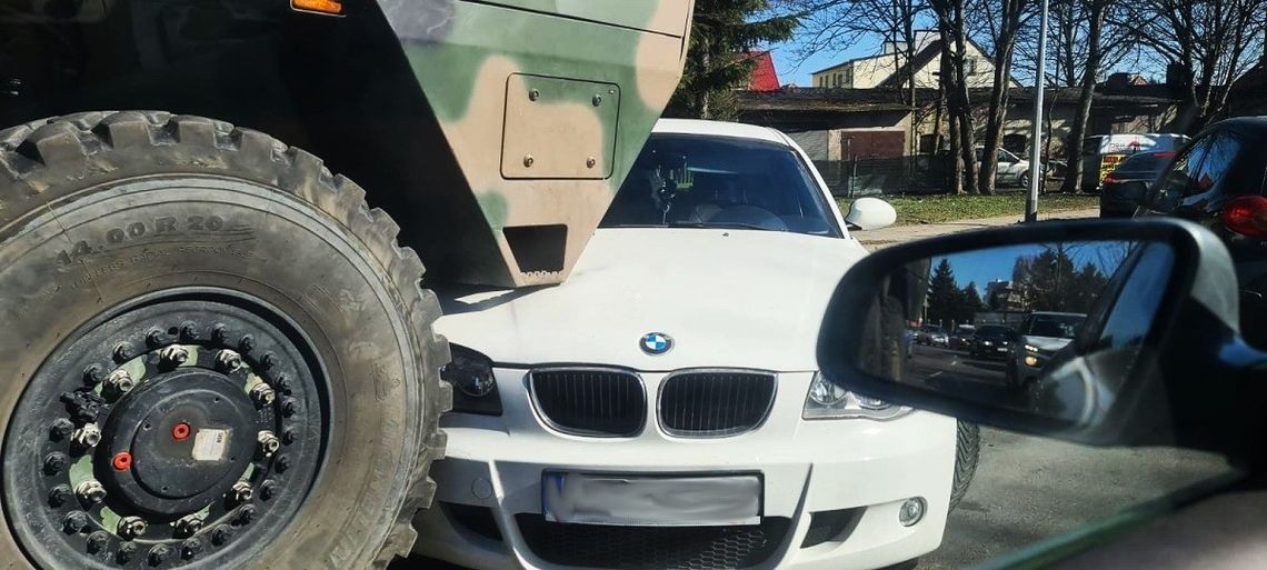 BMW zderzył się z pojazdem wojskowym