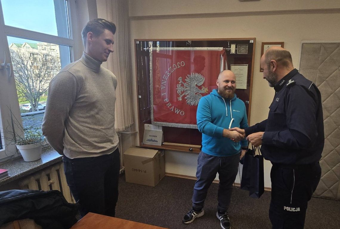 Bohaterska reakcja w centrum Elbląga – dzięki nim 87-latka nie straciła portfela Bohaterska reakcja w centrum Elbląga – dzięki nim 87-latka nie straciła portfela