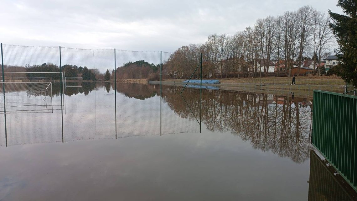 Boisko we Fromborku pod wodą! Strażacy ruszyli do akcji Boisko we Fromborku pod wodą! Strażacy ruszyli do akcji