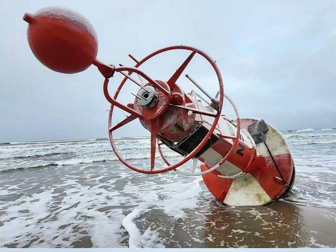 Boja nawigacyjna na plaży