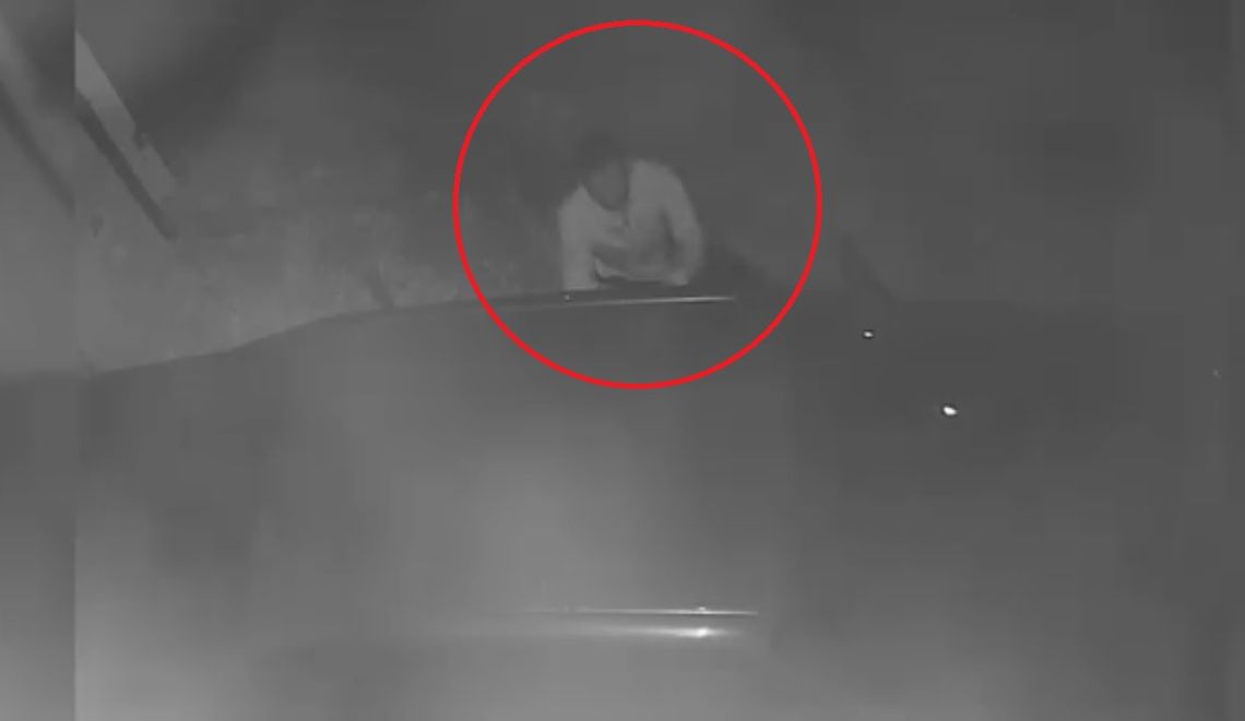 Chciał otworzyć  samochód, ale nie miał klucza. Szuka go policja [WIDEO]