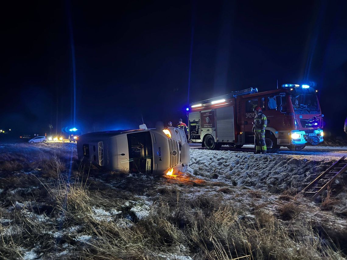 Chwile grozy w Kadynach– autobus na boku po podmuchu wiatru