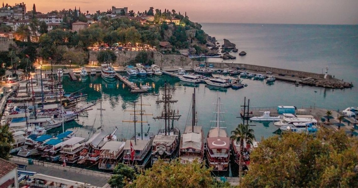 Ciepłe kierunki na wyciągnięcie ręki. Antalya i Albania w wakacje a Kenia zimą. Loty czarterowe z lotniska Olsztyn-Mazury.
