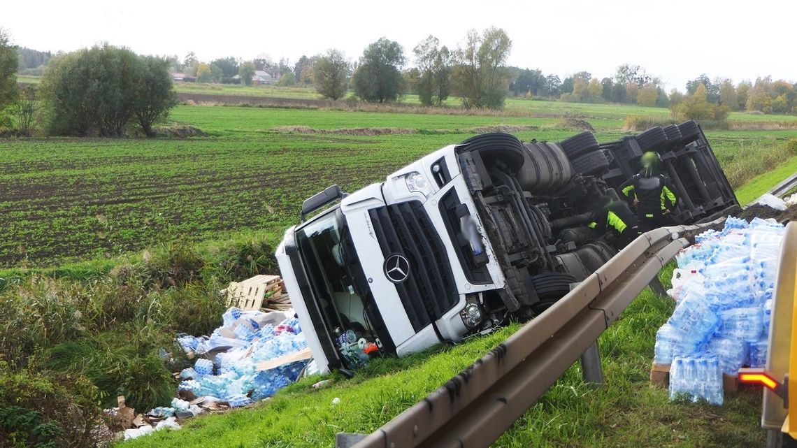 Ciężarówka załadowana butelkami wody wywróciła się na trasie Elbląg-Malbork