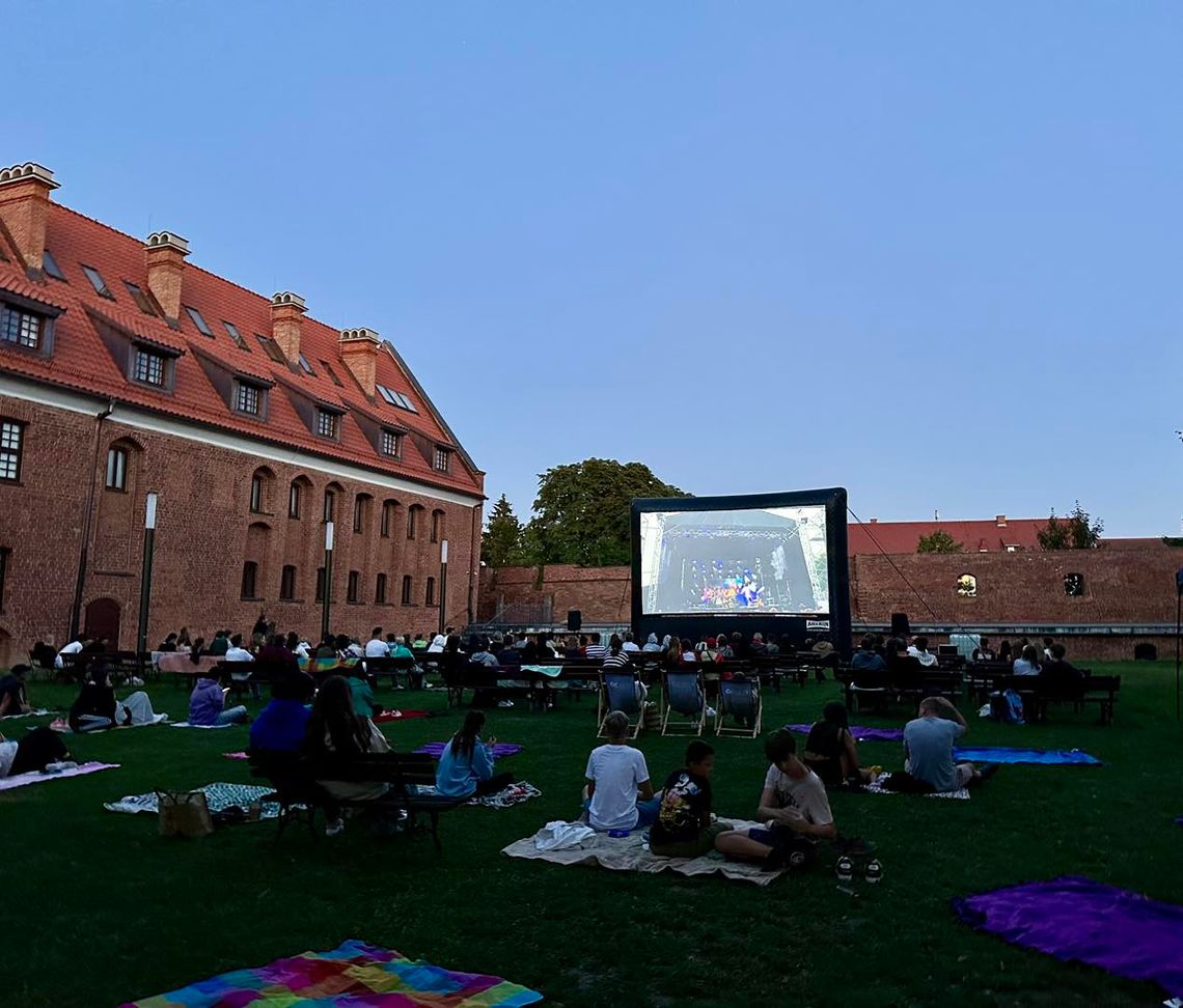 Kino pod chmurką na dziedzińcu muzeum