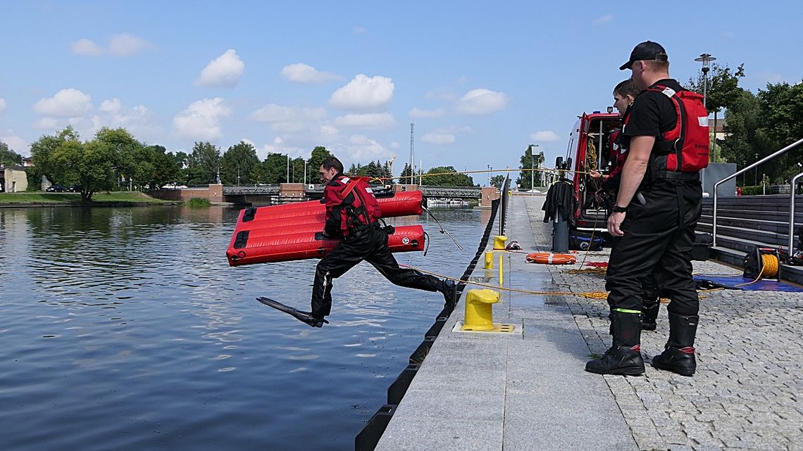 Człowiek w wodzie. Strażacy ćwiczyli w rzece Elbląg [ZDJĘCIA]