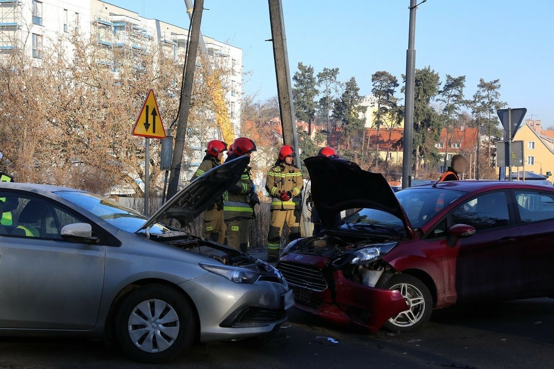 Czołowe zderzenie na skrzyżowaniu Wiejska-Obrońców Pokoju