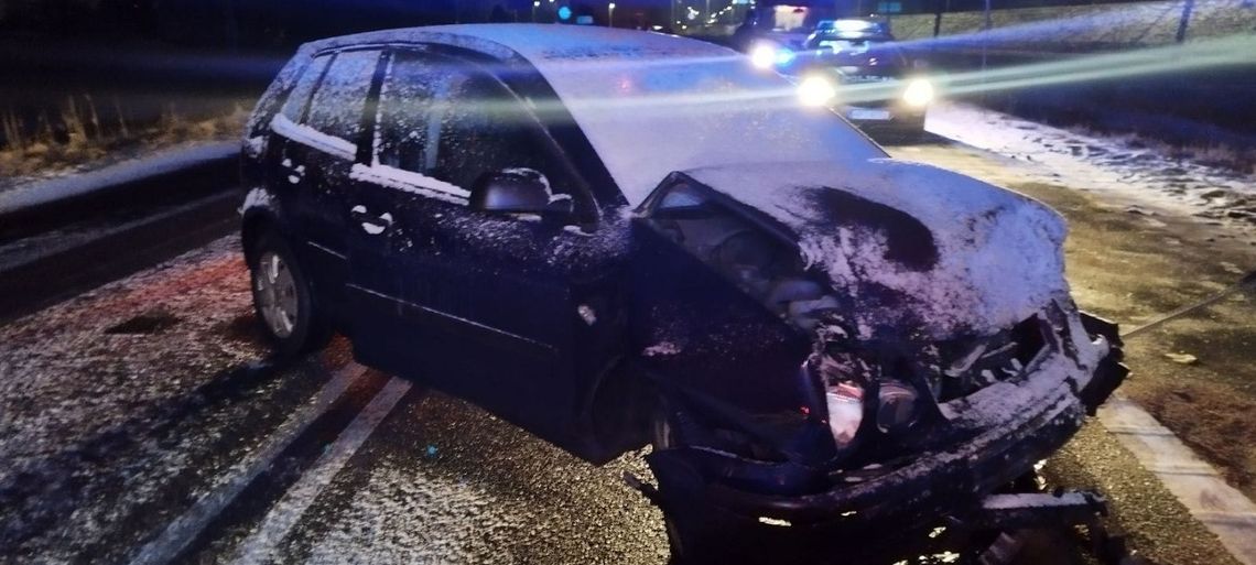 Czołówka na starej siódemce. 2 osoby trafiły do szpitala