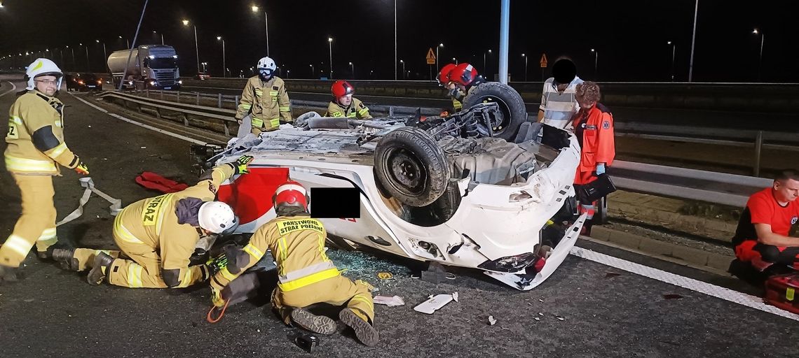 Dachowanie na S7. Mężczyzna trafił do szpitala