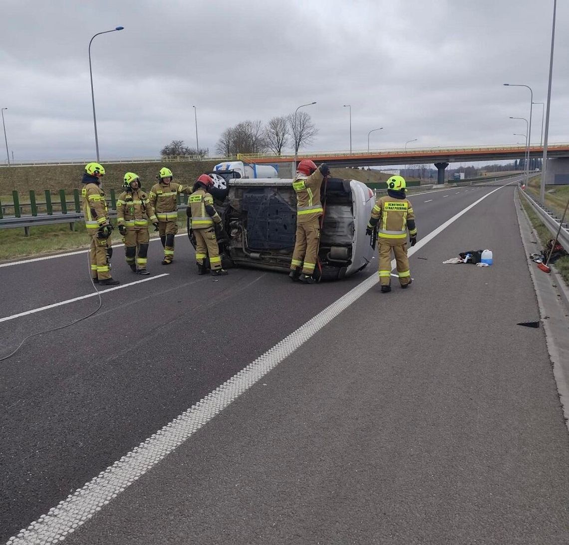 Dachowanie na S7 i błyskawiczna reakcja żandarmów z Elbląga Dachowanie na S7 i błyskawiczna reakcja żandarmów z Elbląga