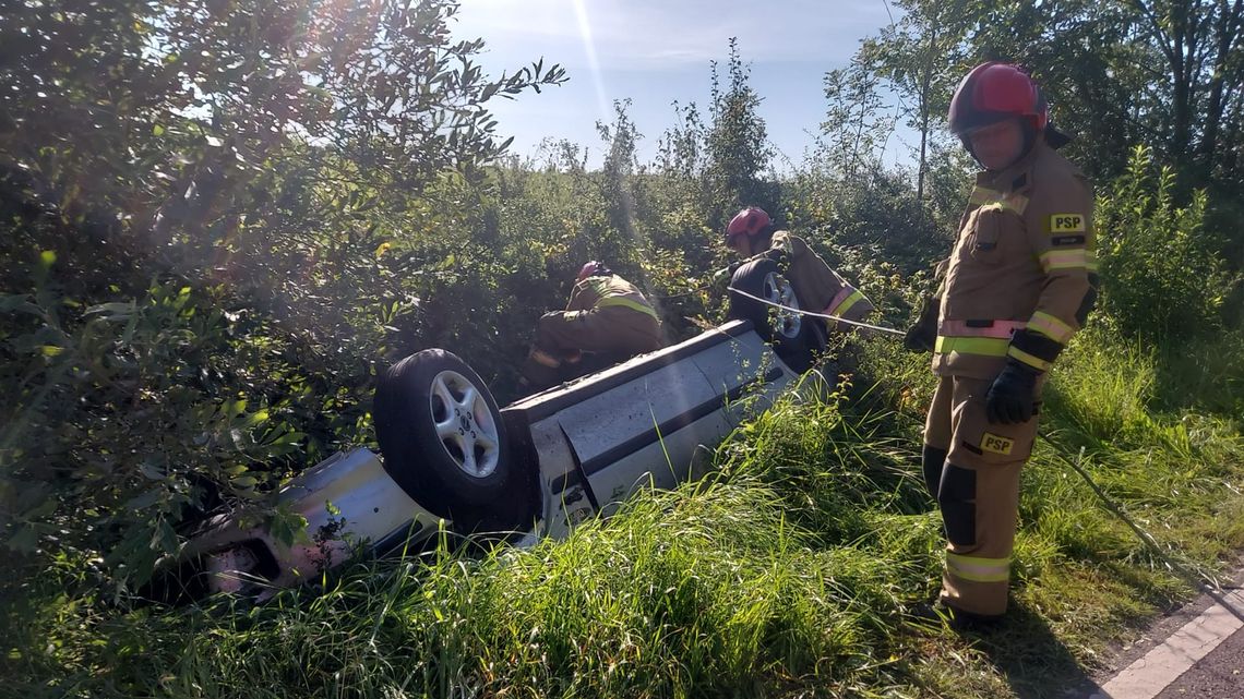 Dachowanie pod Pasłękiem. W samochodzie była 15-latka