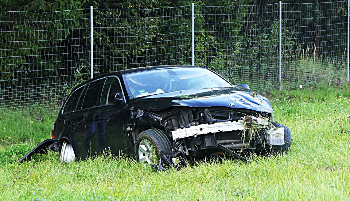 Dachowanie samochodu na S22. W BMW pękła opona