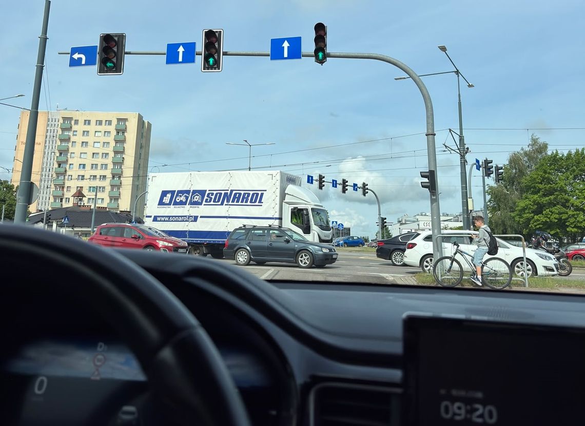 Dlaczego korki na Teatralnej nie znikają? Nie chodzi tylko o światła Dlaczego korki na Teatralnej nie znikają? Nie chodzi tylko o światła