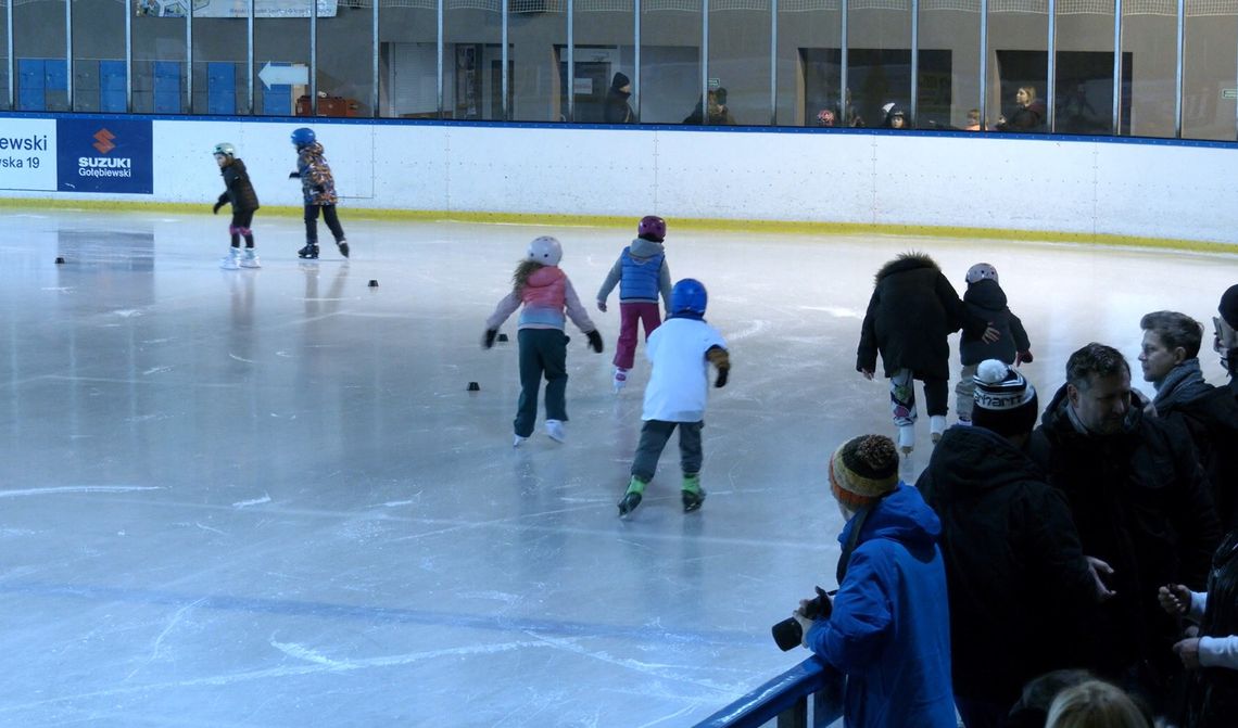 Do Elbląga wróciły łyżwiarskie czwartki [WIDEO]