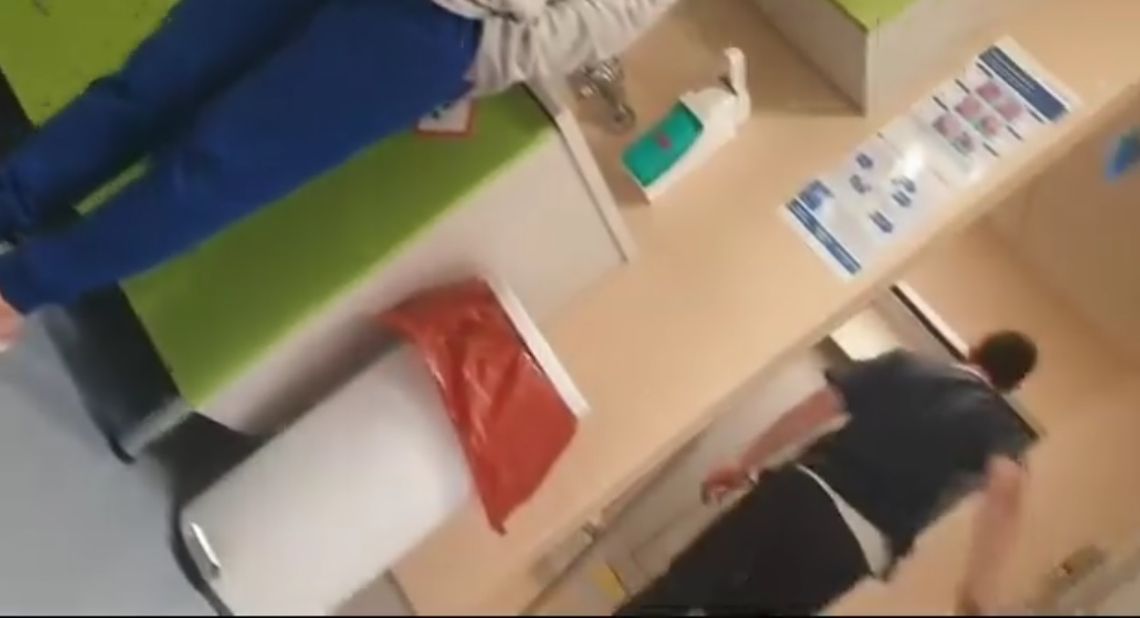 "Dobra, zostawcie mnie". Lekarz wyszedł z gabinetu [WIDEO]