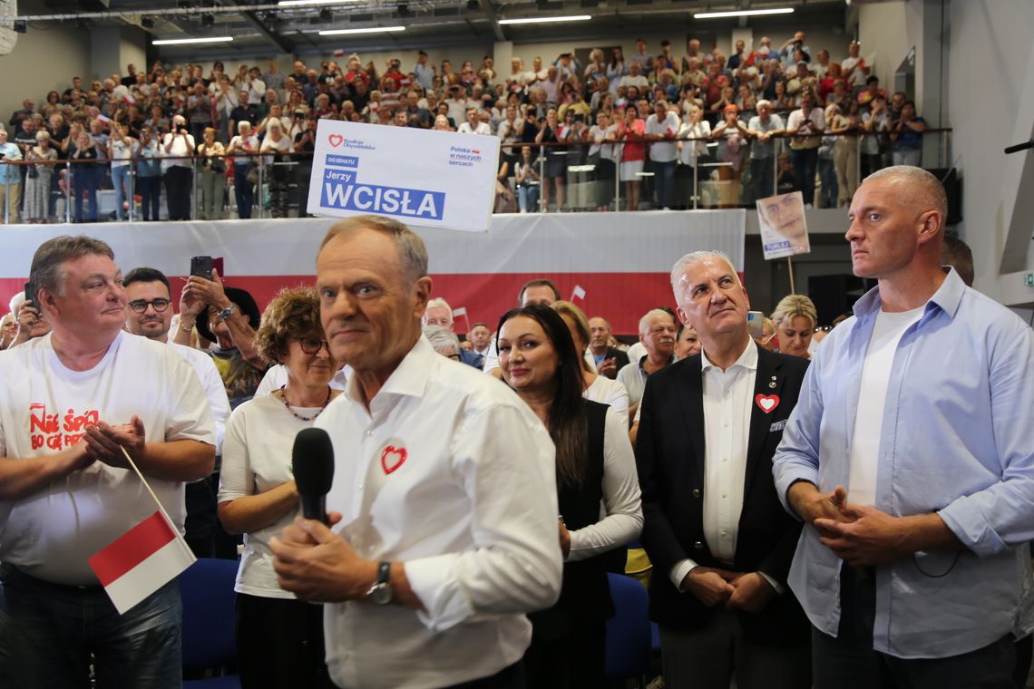 Donald Tusk w Elblągu: "wasze pieniądze i marzenia PiS wyrzucił w błoto"