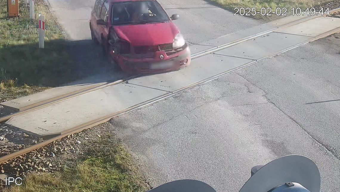 Doprowadził do zderzenia z policyjnym radiowozem. Został zatrzymany Doprowadził do zderzenia z policyjnym radiowozem. Został zatrzymany