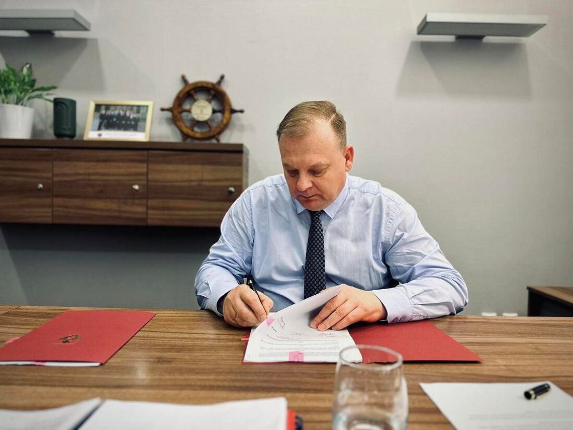 Dwa kierunki i rondo. Prezydent Elbląga podpisał umowę