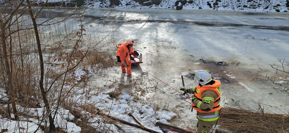 Dwóch mężczyzn wpadło do rzeki