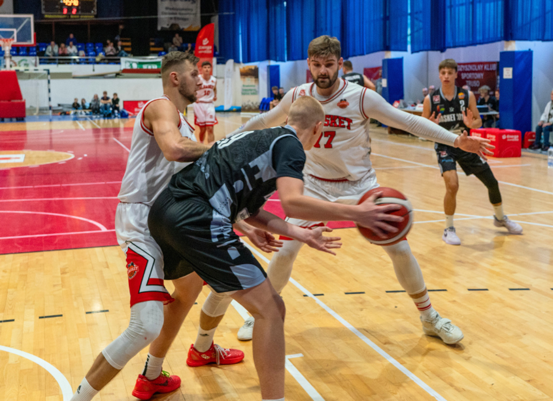 Elbasket trójkami skruszył rywala