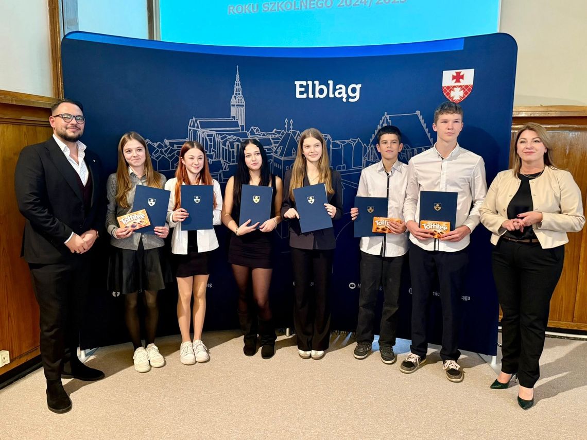 Elbląg nagradza najlepszych! 300 superuczniów ze stypendiami miasta [FOTO]
