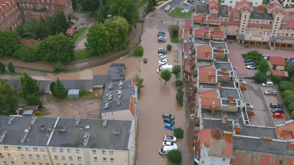 Elbląg zalany przez wodę. Służby reagują [WIDEO]