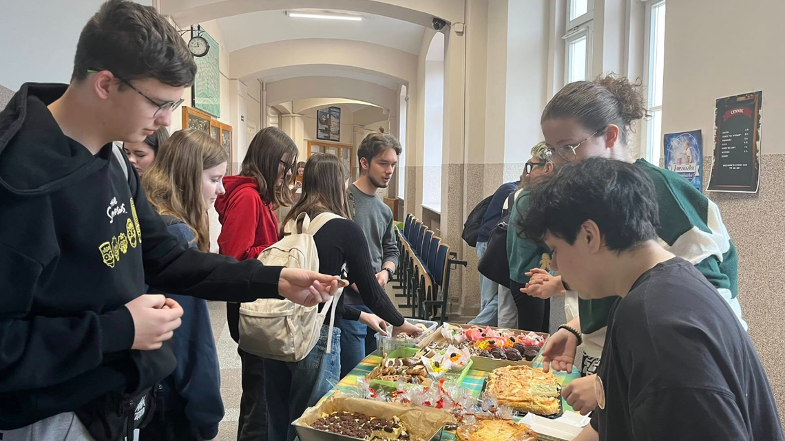 Elbląscy uczniowie publikują na TikToku rolki na temat relacji z osobami starszymi