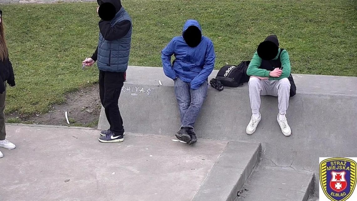 Graficiarze przyłapani na Mickiewicza przez monitoring Graficiarze przyłapani na Mickiewicza przez monitoring