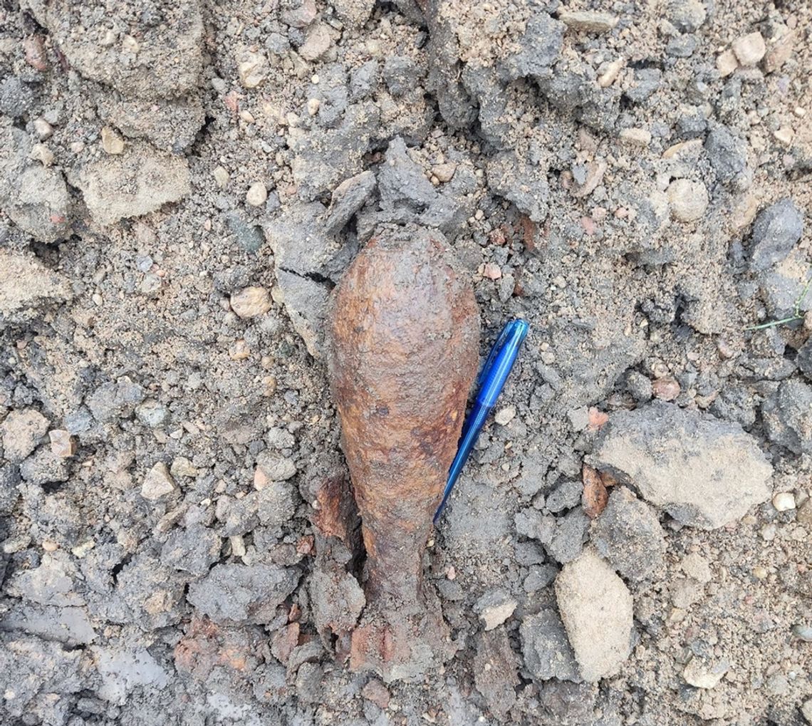 Granat pod chodnikiem – odkrycie przy Traugutta! Granat pod chodnikiem – odkrycie przy Traugutta!