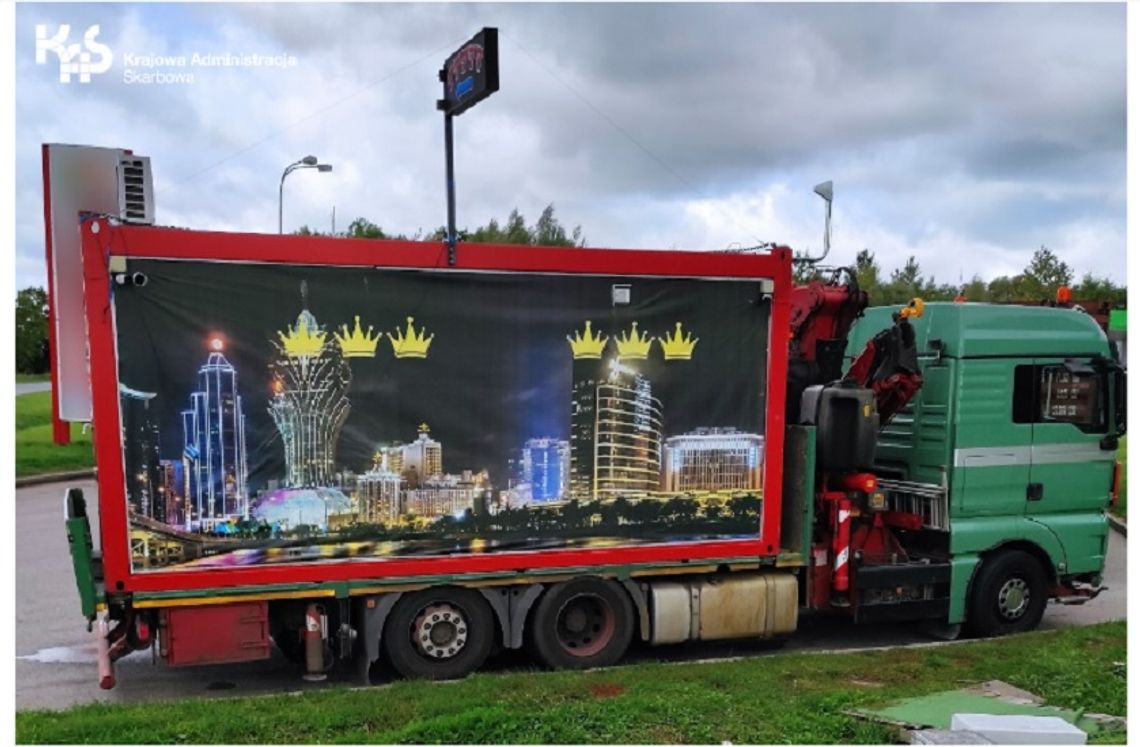 Hazard przy stacji paliw. Akcja KAS w okolicy Elbląga Hazard przy stacji paliw. Akcja KAS w okolicy Elbląga