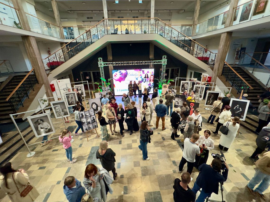 „JA” – dwie odsłony kobiecości. Wystawa, która uczy odwagi [WIDEO]