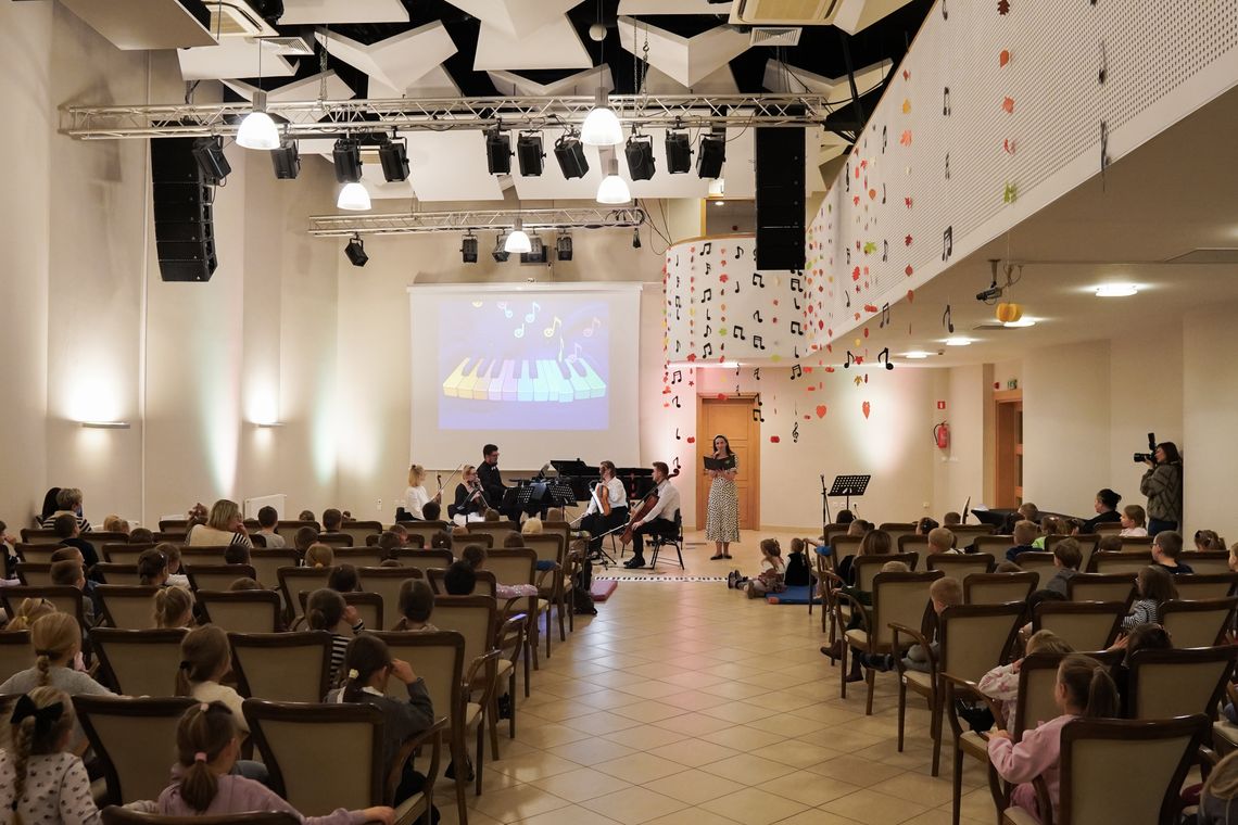 Dzieci z elbląskich szkół i przedszkoli odwiedziły Elbląską Orkiestrę Kameralną [GALERIA ZDJĘĆ]