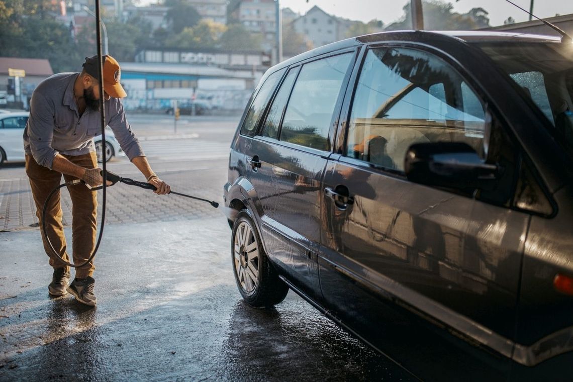 Jak myć auto, żeby nie uszkodzić lakieru? Mamy sprawdzone sposoby