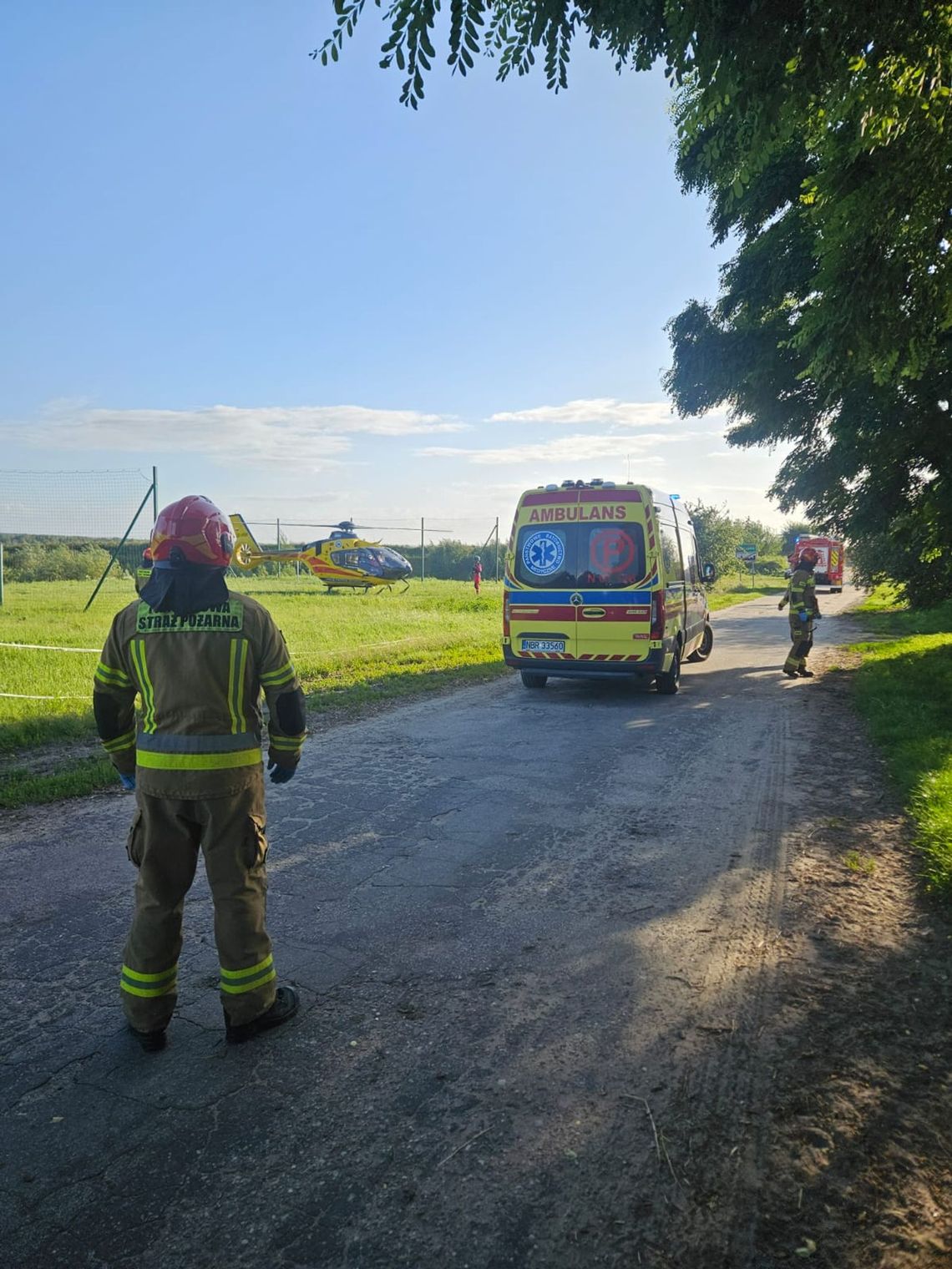 Jednośladem potrącił dwie dziewczynki. Na miejscu lądował śmigłowiec LPR Jednośladem potrącił dwie dziewczynki. Na miejscu lądował śmigłowiec LPR
