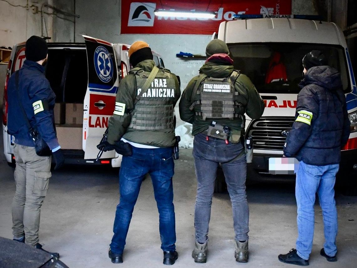 Karetki woziły… nielegalne papierosy! Gigantyczna akcja służb Karetki woziły… nielegalne papierosy! Gigantyczna akcja służb