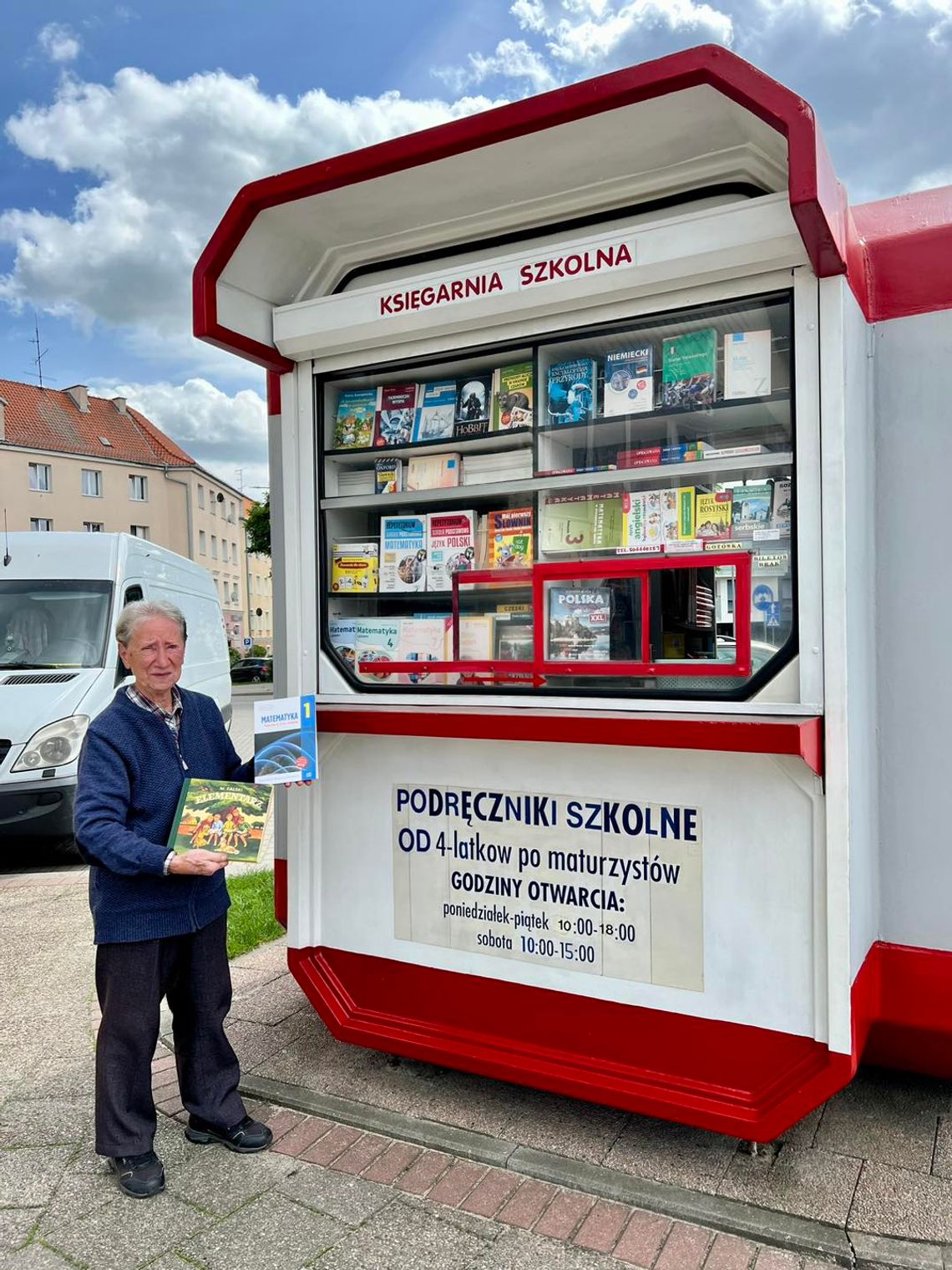 Kiedyś stało się u Niej w kolejce po podręczniki. Dziś Ona czeka na nasze wsparcie Kiedyś stało się u Niej w kolejce po podręczniki. Dziś Ona czeka na nasze wsparcie