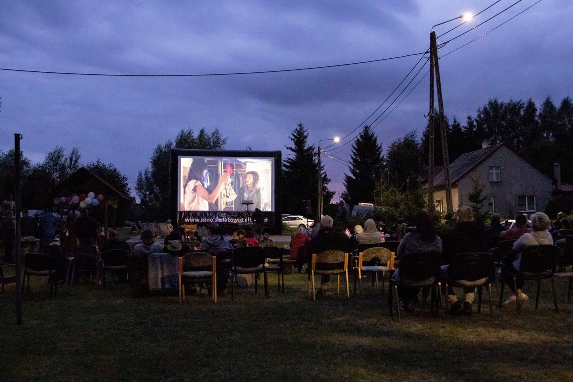 Kino pod chmurką. Seanse plenerowe z Kinem Światowid