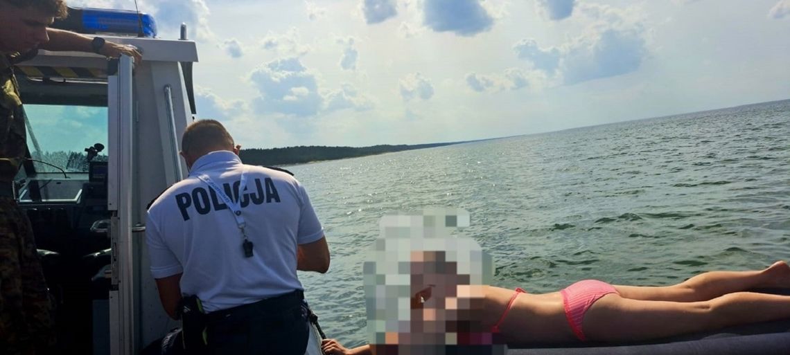 Kobieta dryfowała na materacu. Eskortowali ją policjanci [WIDEO]