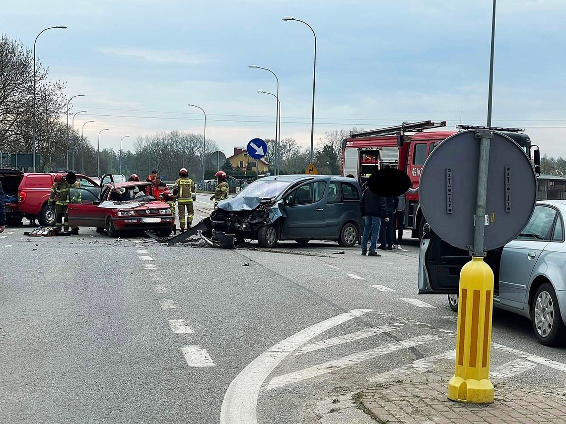 Kolejny wypadek w Solnicy. 4 osoby trafiły do szpitala Kolejny wypadek w Solnicy. 4 osoby trafiły do szpitala
