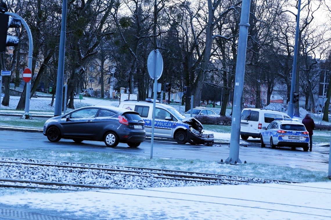 Kolizja z policyjnym radiowozem. Mężczyzna przyjął mandat