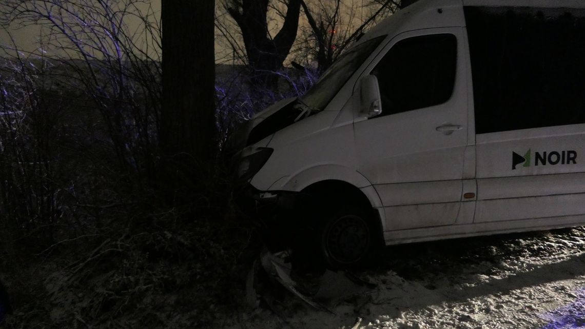 Koszmarne warunki na drogach. Bus na Radomskiej uderzył w drzewo